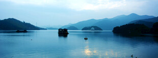 宁静湖景与远山倒影