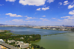 城市湖畔风光全景图