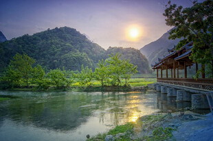 山水间的宁静日落美景