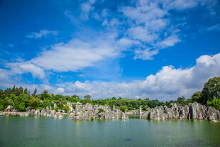 秀丽山水间的宁静湖景