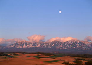 月夜下的壮美山川景色