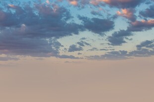 梦幻天空下的开阔景象