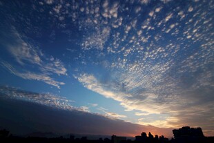 夕阳下的绚烂天空美景