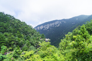 青山绿树间的秀丽山景