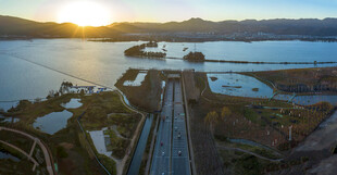 夕阳下的公路与辽阔水域