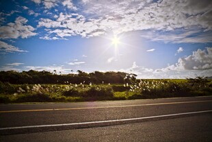 公路上的阳光与蓝天美景