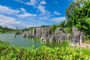 湖畔石林美景