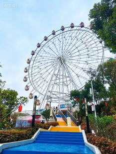 游乐园中的巨型摩天轮景观