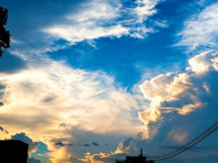 夕阳下的天空与电线景观