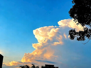 夕阳下的壮丽云朵景观