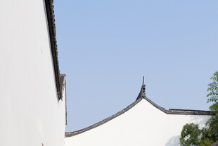中式白墙屋顶与蓝天景致