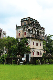 田野中的古老碉楼建筑