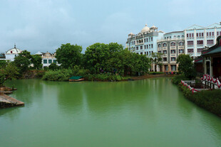 湖畔建筑与绿意景观