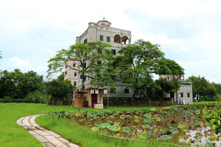 田园中的古朴精致老建筑