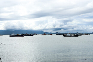 海上船只与多云天空景象