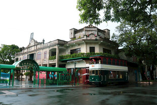 雨中欧式建筑与街边景象