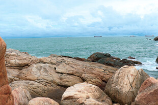 海边嶙峋礁石与辽阔海景