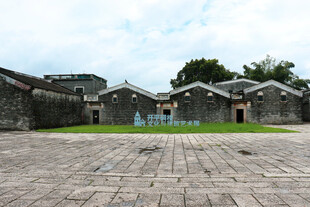 古朴庭院建筑前的开阔广场