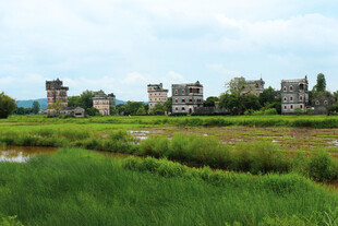 田野边的古老城堡遗迹