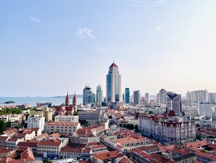 城市天际线与红顶建筑景观