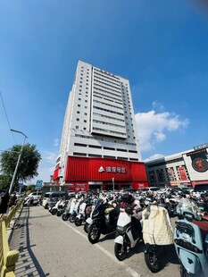 城市街头高楼与密集摩托车