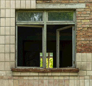废弃建筑窗户