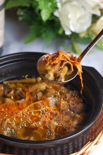 松针菇炖鲜蹄筋