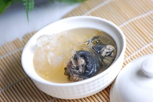乌鸡银耳炖鱼翅
