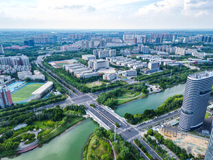 城市河畔鸟瞰景观