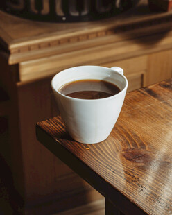 木桌上的白色咖啡杯