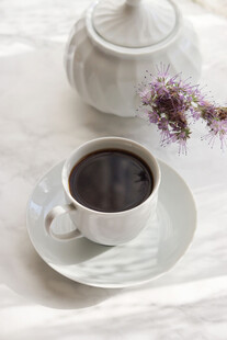 优雅茶杯与茶壶的静谧画面