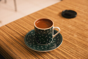 木质桌上的精致咖啡杯