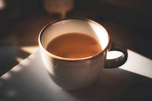 暖光下的温馨咖啡杯