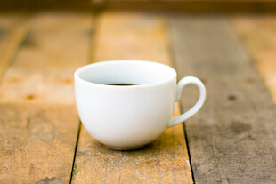 木桌上的白色咖啡杯