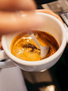 手搅咖啡杯中香浓咖啡液
