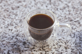 透明杯中的深色咖啡