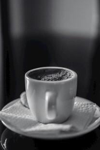 黑白照片中的咖啡杯