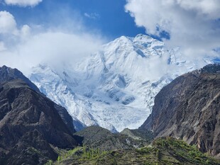 壮丽雪山与巍峨山峦景观