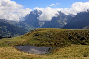 山间小湖与壮丽山峦景色