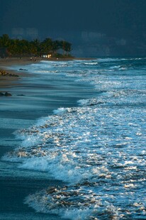 夜幕下的海浪拍打海岸线