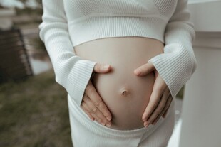 孕妇轻抚隆起的孕肚