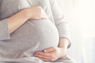 孕妇轻抚隆起的孕肚