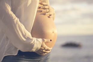 海边孕妇温馨孕肚特写