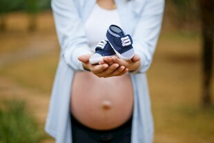 孕妇捧婴儿鞋期待新生命
