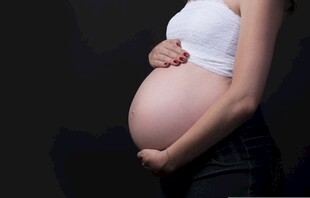 孕妇展示隆起的孕肚
