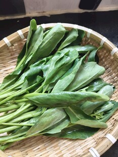 竹篮中的鲜嫩芥兰