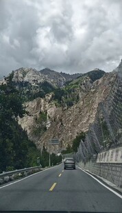 山间公路上行驶的车辆
