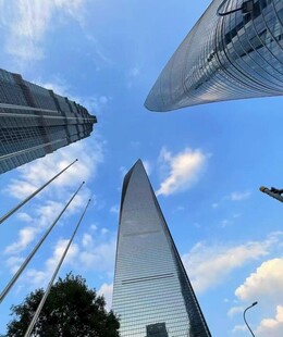 仰观摩天大楼与蓝天