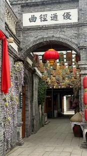 古巷中式门洞红灯笼景观