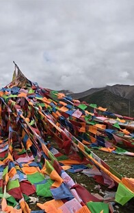 五彩经幡飘扬于天地间